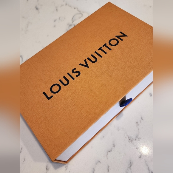 LOUIS VUITTON - Medium-small giftbox - Picture 1 of 5